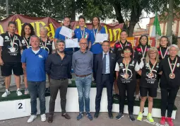 La premiazione delle terne A femminili con il sindaco Ezio Donadio e il consigliere comunale Giovanni Cismondi